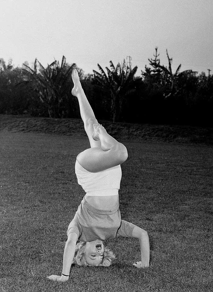 Marilyn-Monroe-doing-a-handstand