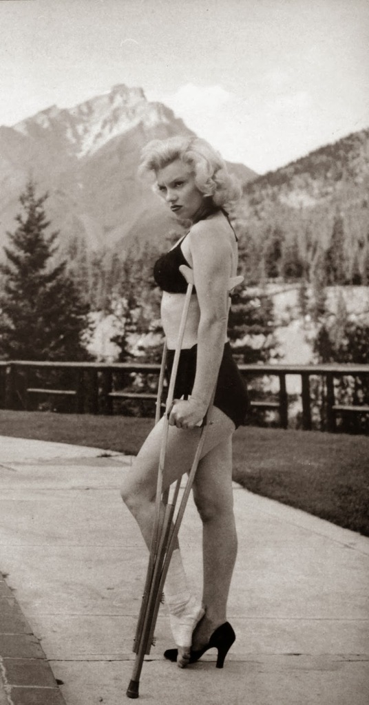 Marilyn-Monroe-with-a-sprained-a