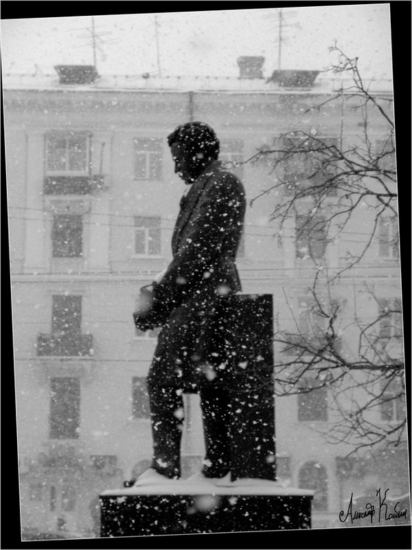 Памятник Пушкину. Идёт снег