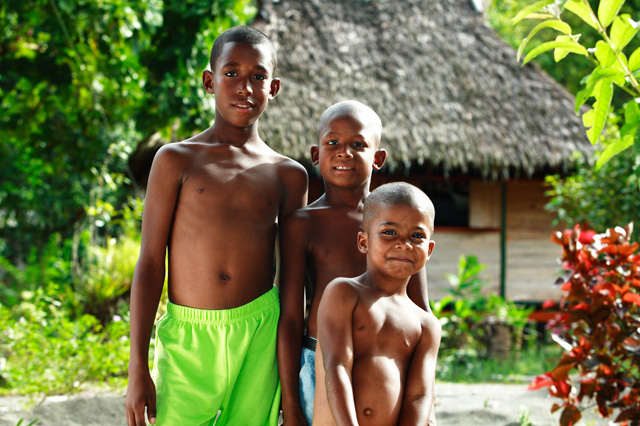 Niños de Nuquí colombi