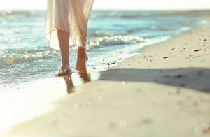 sand-girl-feet-waves-sea_thumb.j