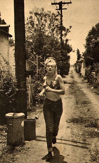 Marilyn-Monroe-jogging-in-an-all