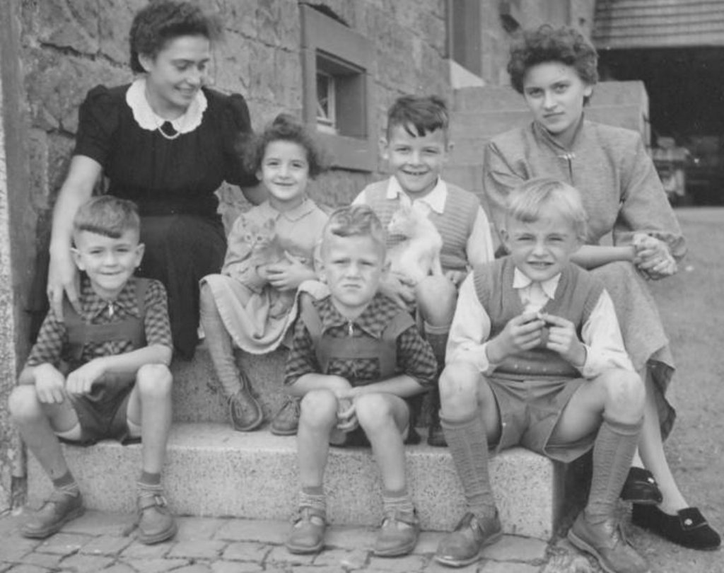 Germany1940s_farmfamily.jpg