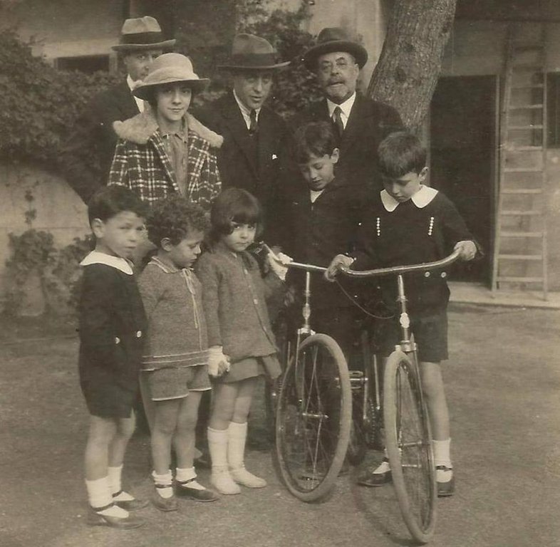 Spain1930_family&bicycles.jpg