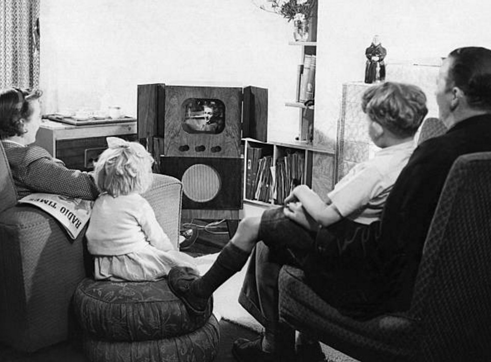 UK1950s_familyTV.jpg
