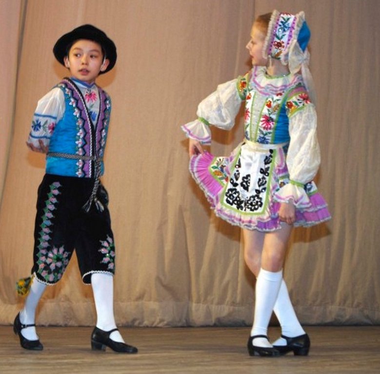 Russia2000s_folkdancers.jpg