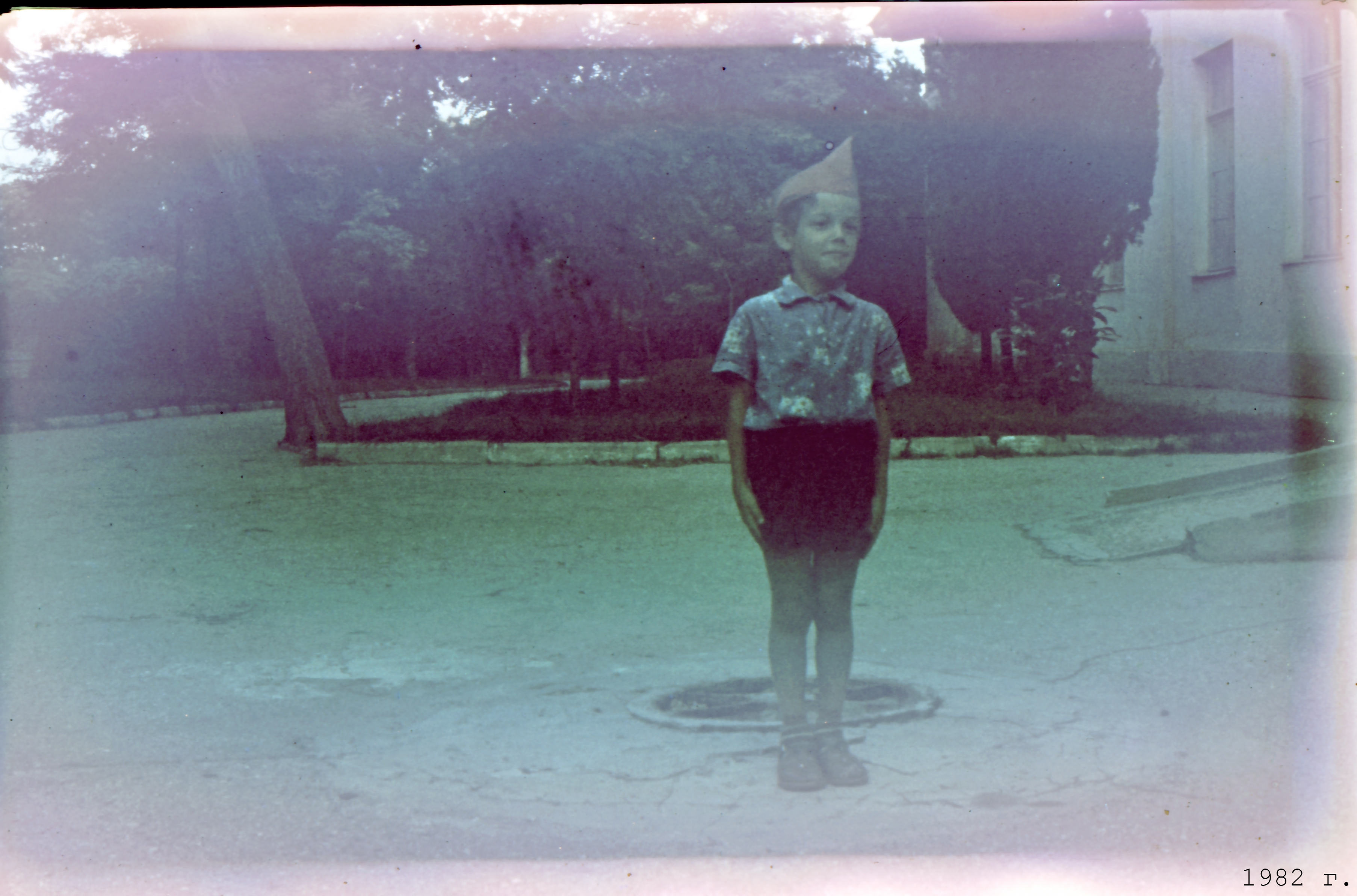 Мальчик в вечернем парке Евпатор