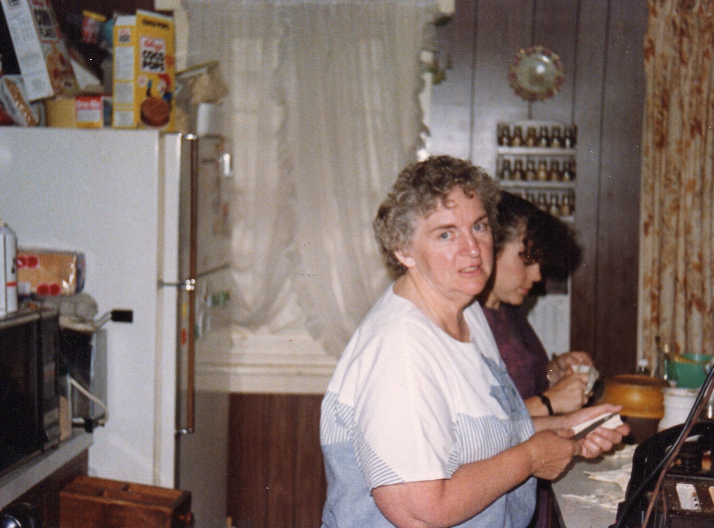 21 Linda & Carissa Hull in the kitchen..jpg