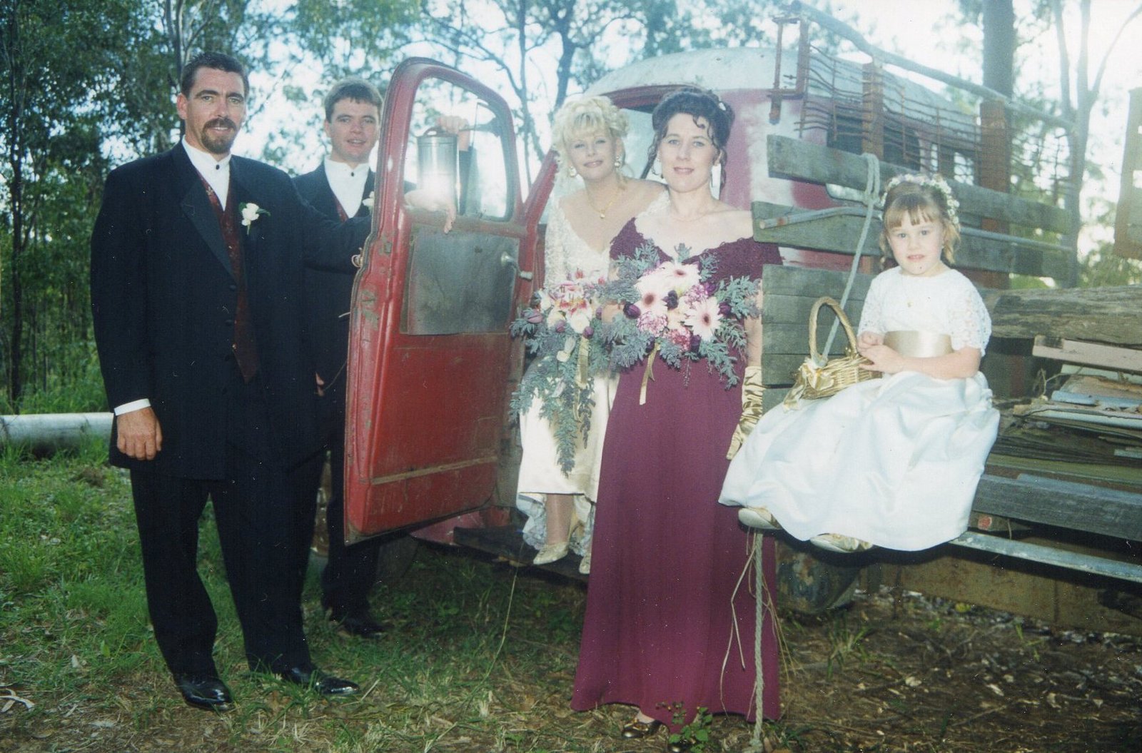 19 Allan & Kim Wright with family & friends on their wedding day
