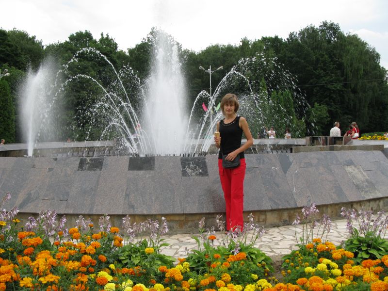 У фонтана в городском парке им.П